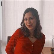 Maestra que imparte clases a niños/as de todas las edades